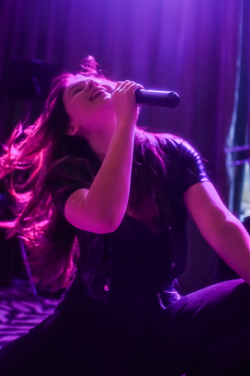 Alyson Indigo performing